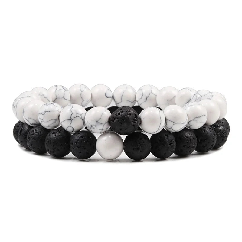 Duo de bracelets Élégance en pierre naturelle noire et blanche, symbole d’harmonie et de complémentarité.
