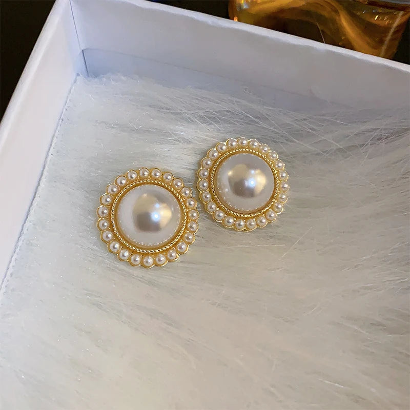 Boucles d’oreilles Euphémia en acier inoxydable doré, ornées de perles élégantes pour un effet raffiné.