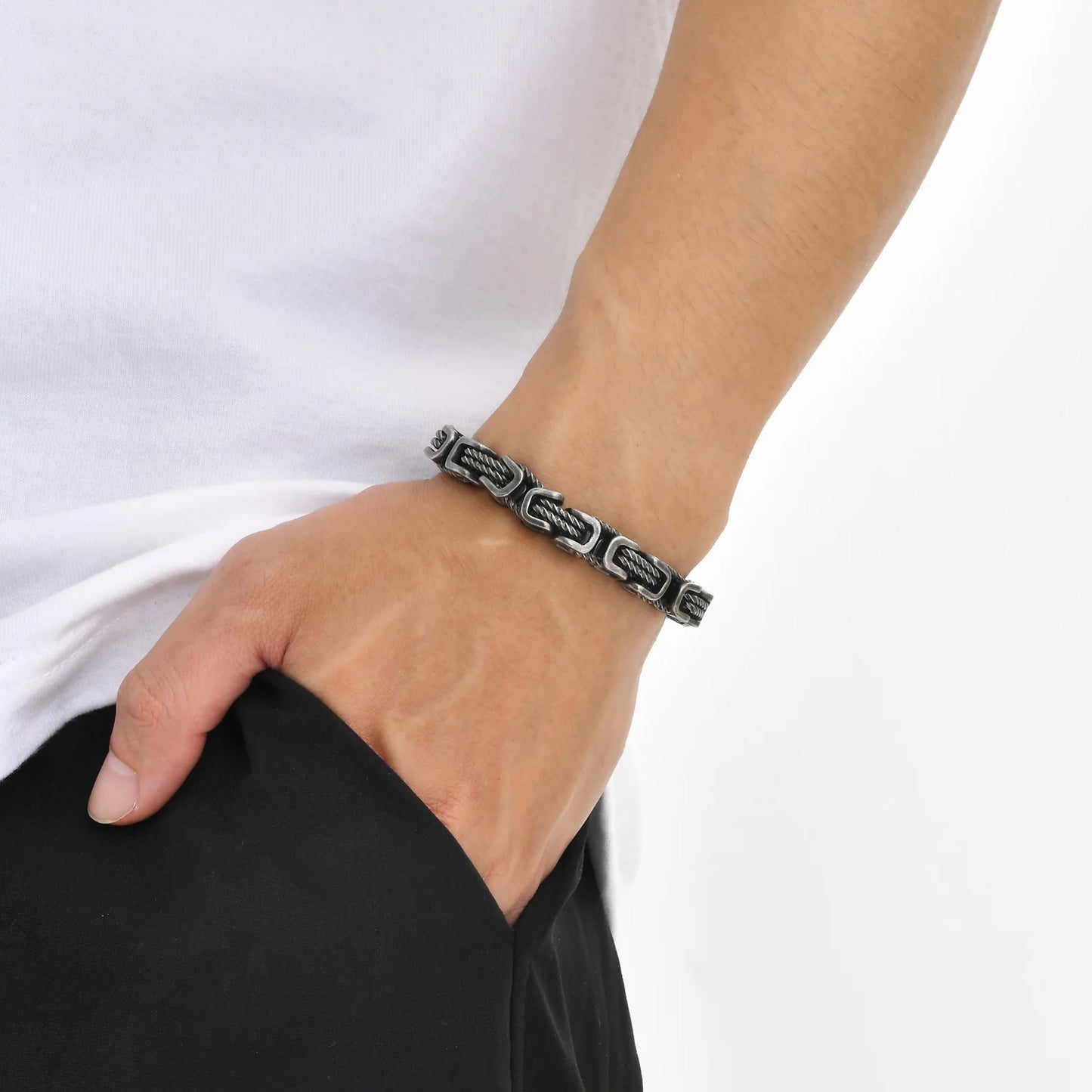 Bracelet Orion en acier inoxydable argenté mat, accessoire masculin intemporel et sophistiqué.