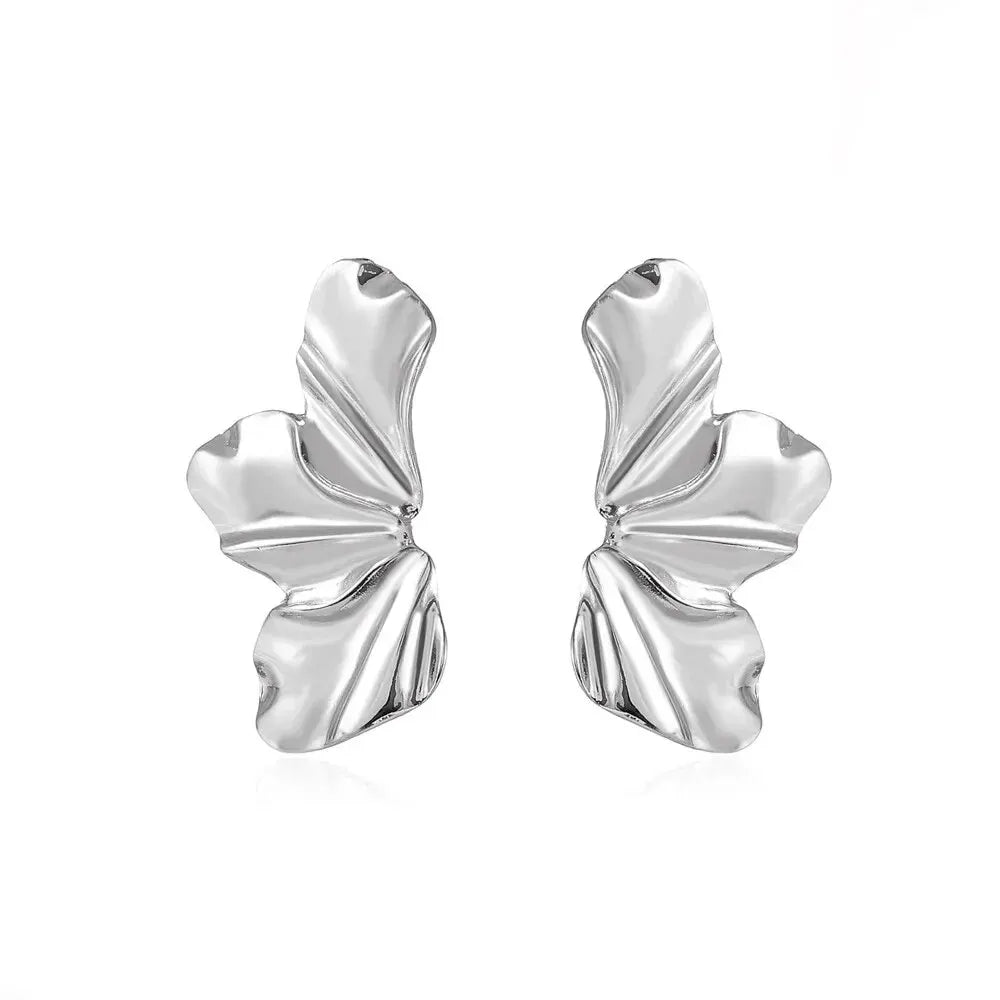 Boucles d’oreilles Calissa argentées, bijou raffiné et structuré, idéal pour une touche d’élégance intemporelle.