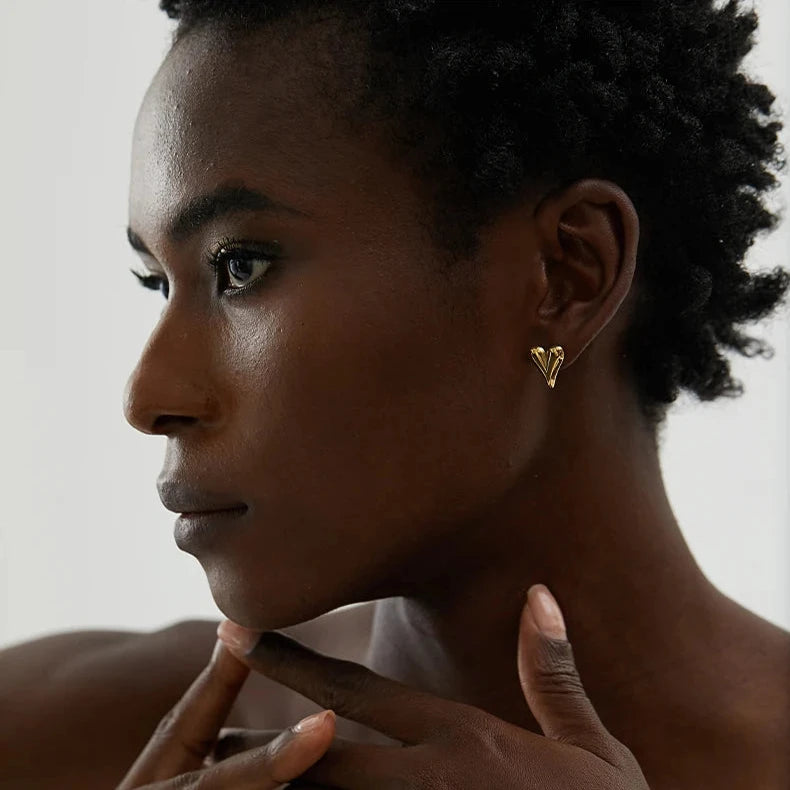 Boucles d’oreilles Harmonia en acier inoxydable doré, modèle clous avec cœur délicat, bijou intemporel et discret.