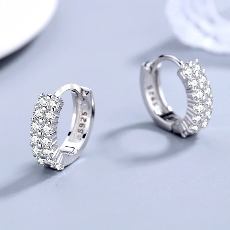 Boucles d’oreilles Amphissa argentées, petits anneaux raffinés en acier inoxydable, parfaits pour un look chic et intemporel.