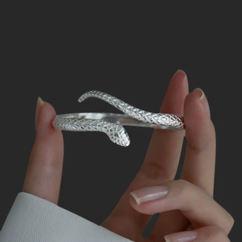 Zoom sur le bracelet Serpent Mystique argenté, mettant en valeur les détails sculptés du serpent majestueux.