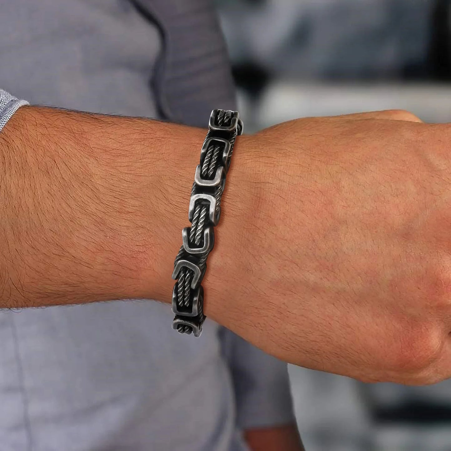 Zoom sur le bracelet Orion argenté mat, révélant sa finition subtile et élégante.