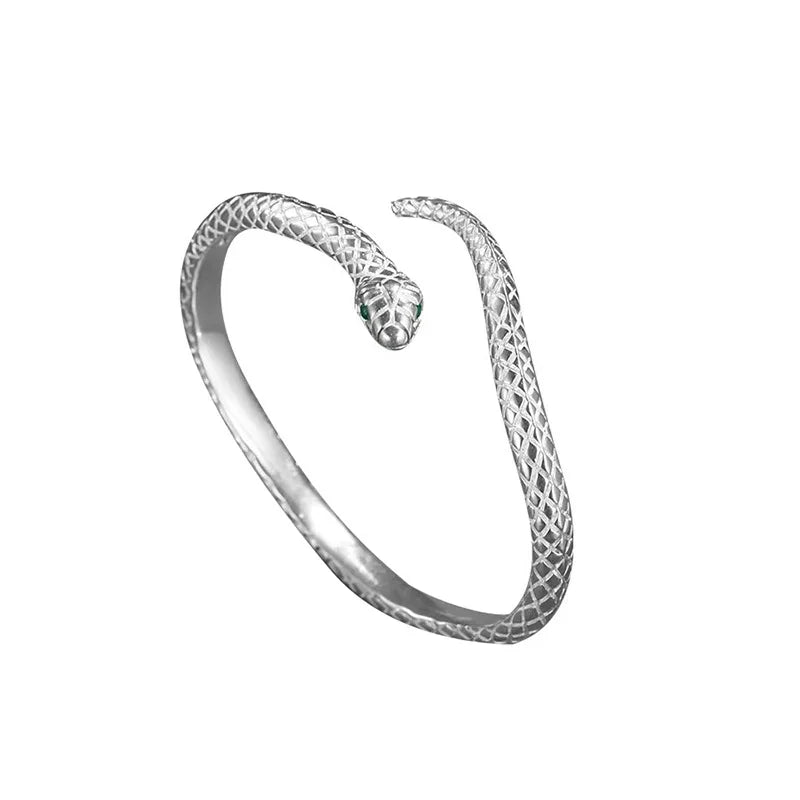 Zoom sur la tête du bracelet Serpent Mystique argenté, révélant ses détails minutieux et son design captivant.