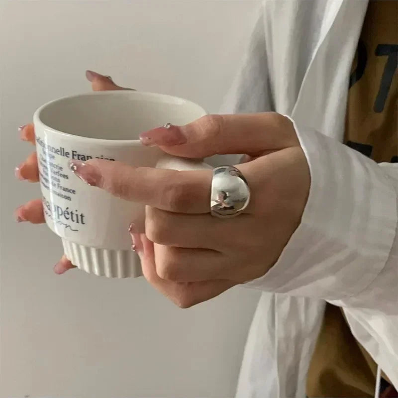 Zoom sur la bague Amphitrite en acier inoxydable argenté, mettant en valeur sa finition élégante et son design épuré.