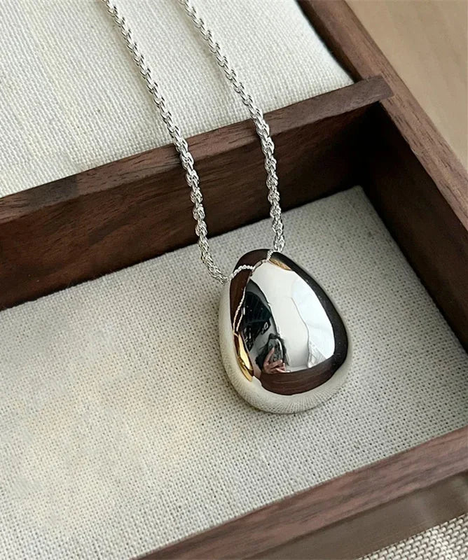 Collier femme Hélène en acier inoxydable argenté, sautoir chic et moderne avec pendentif délicat.