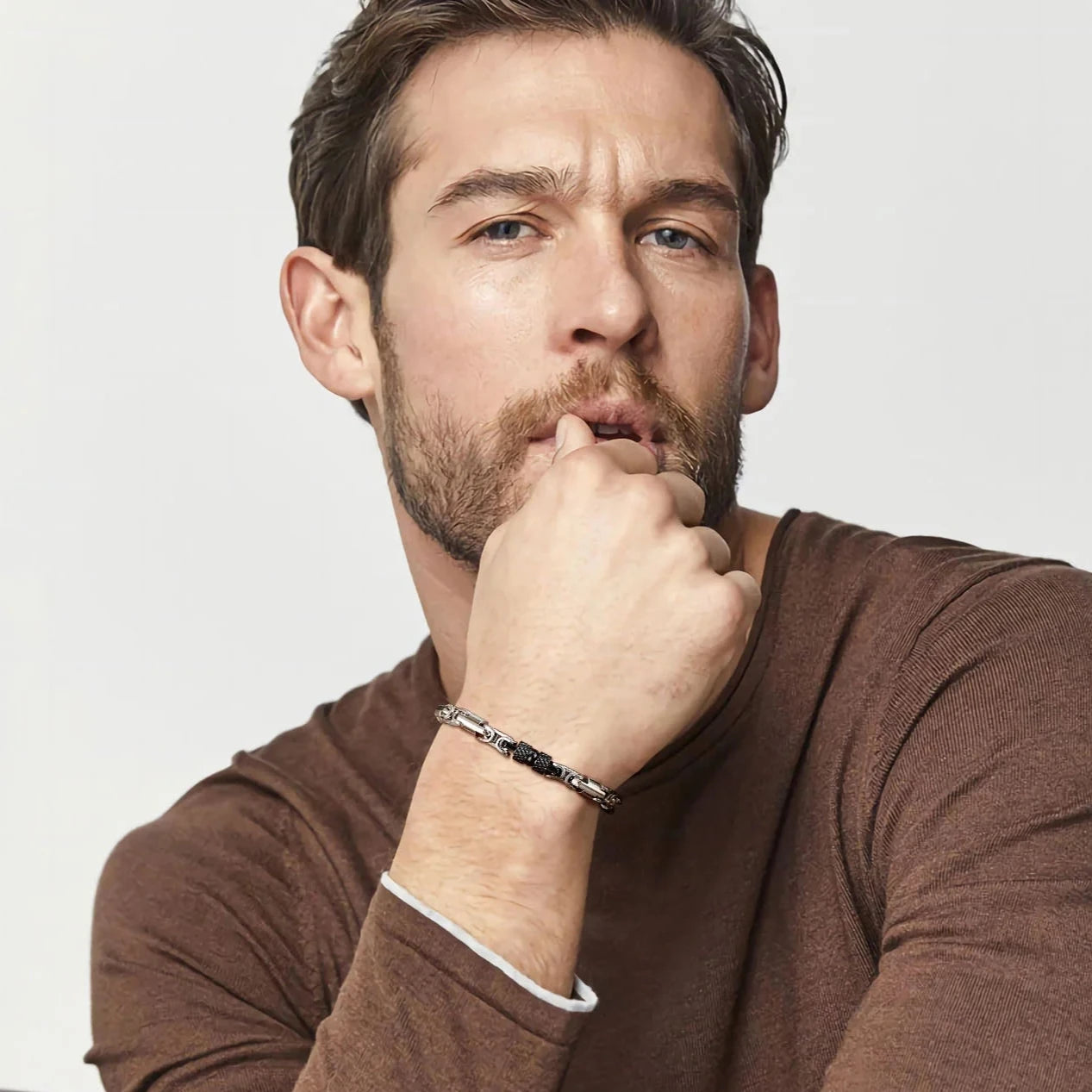 Bracelet homme Xanthos argenté, accessoire masculin élégant et moderne, porté au poignet pour un look affirmé.
