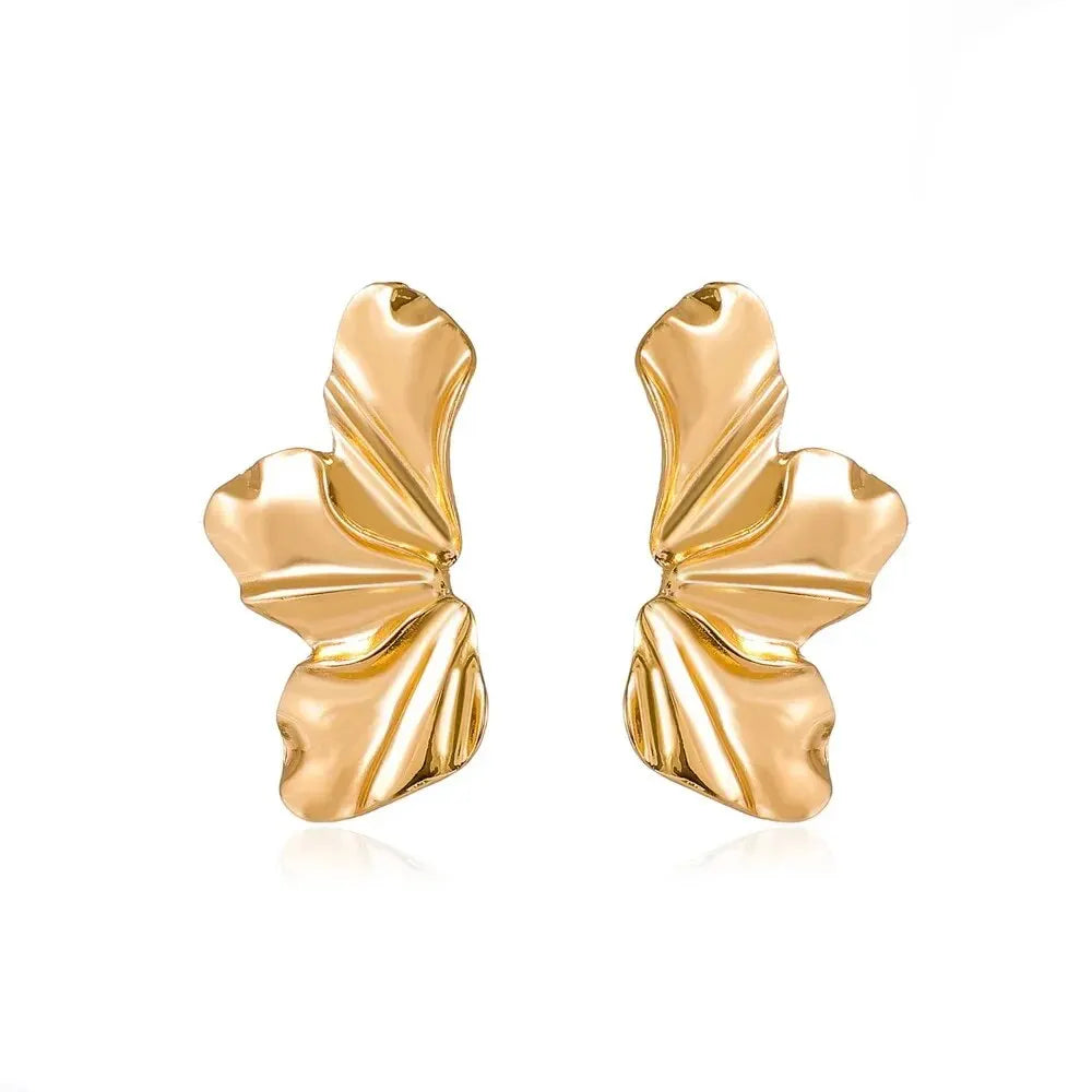 Boucles d’oreilles Calissa dorées, accessoire féminin et structuré en acier inoxydable pour une touche sophistiquée.