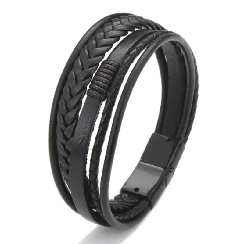 Bracelet homme Héraclès en cuir marron, bijou robuste et élégant au design travaillé avec détails tressés.