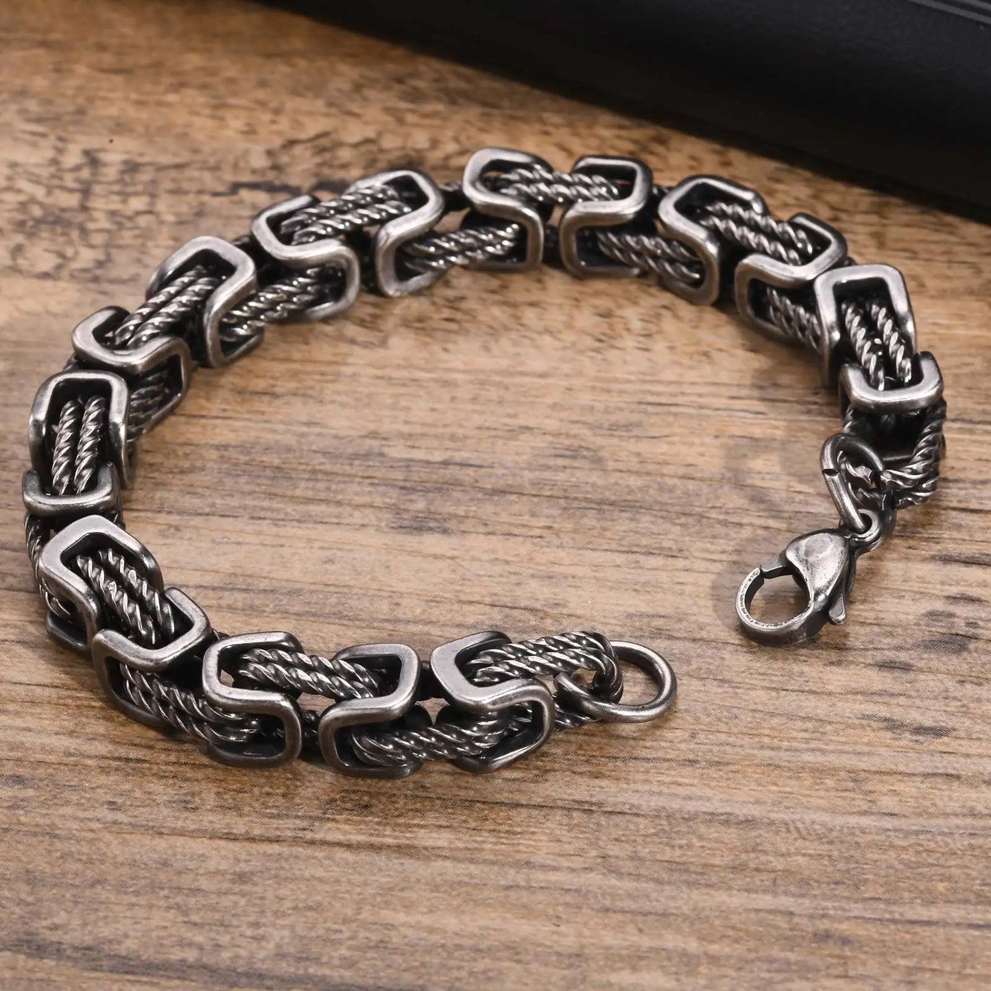 Bracelet Orion argenté mat, accessoire masculin raffiné et minimaliste au design épuré.