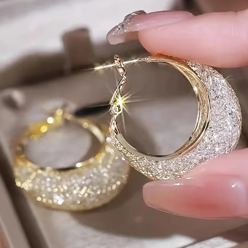 Boucles d’oreilles Laodicé dorées, design chic et lumineux avec strass délicats, parfaites pour une touche d’élégance.