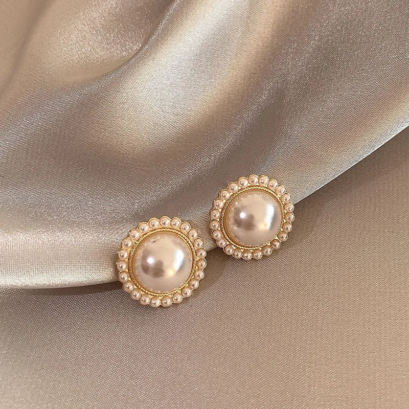 Boucles d’oreilles Euphémia avec une grosse perle centrale et des perles plus petites, pour un style féminin et sophistiqué.
