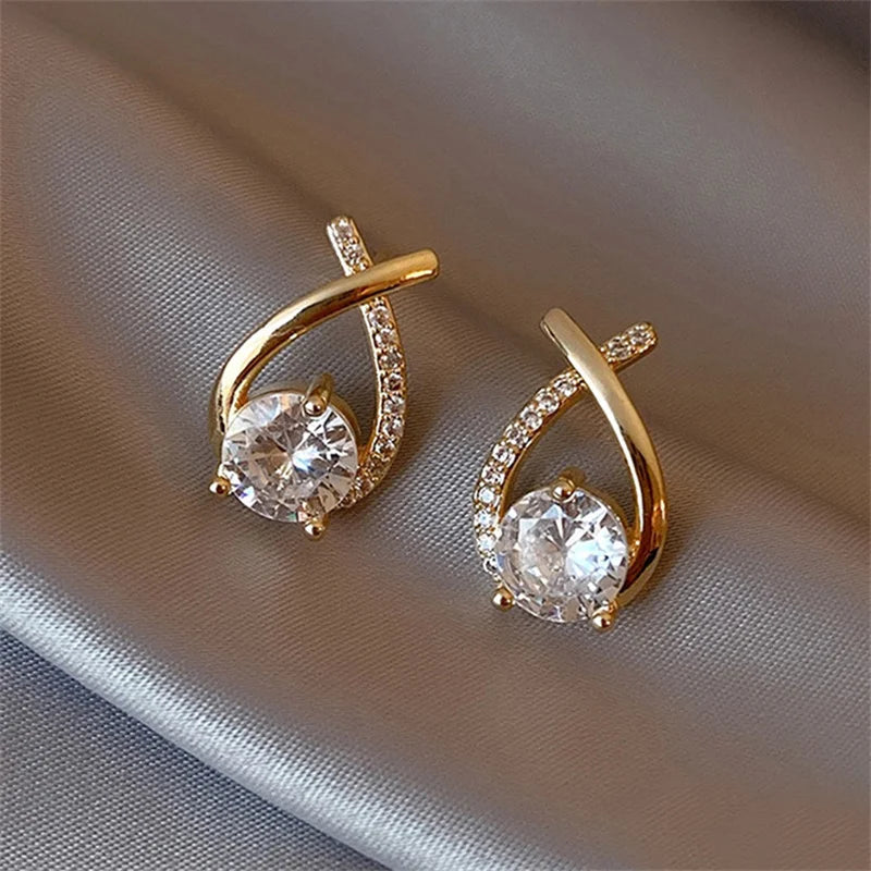 Boucles d’oreilles Chrysaor dorées en acier inoxydable, design contemporain avec un ornement central éclatant, parfaites pour un look sophistiqué.