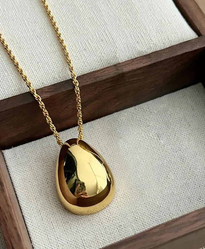 Collier Hélène doré, bijou intemporel et lumineux avec pendentif goutte d’eau élégant.