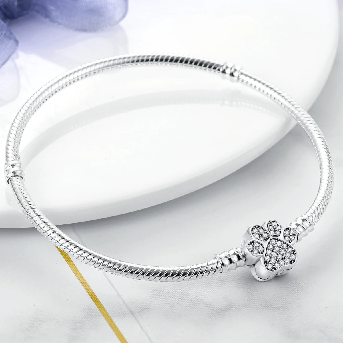 Bracelet Force de Nature argenté, accessoire symbolique et sophistiqué, disponible en 18 cm ou 20 cm.