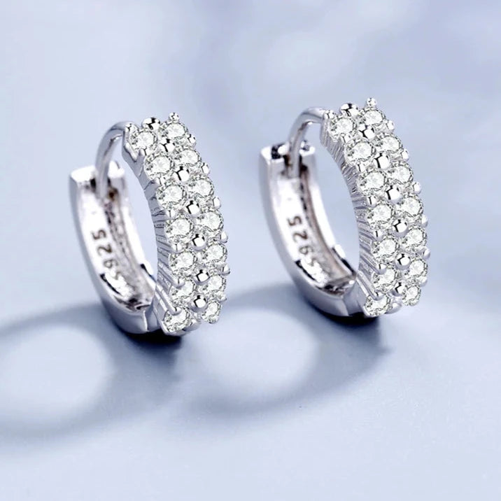 Boucles d’oreilles Amphissa argentées, anneaux élégants ornés de brillants pour un éclat discret et sophistiqué.