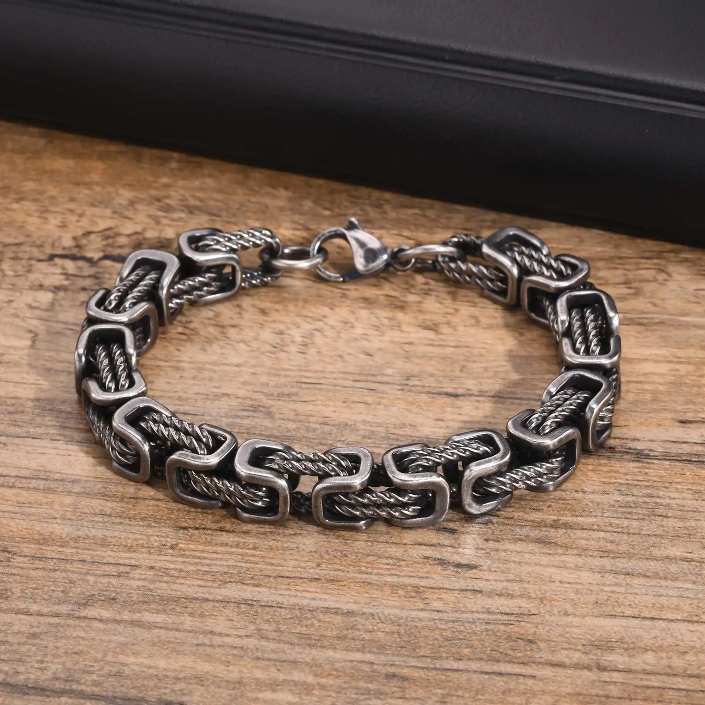 Bracelet homme Orion argenté mat en acier inoxydable, bijou sobre et moderne pour un style affirmé.