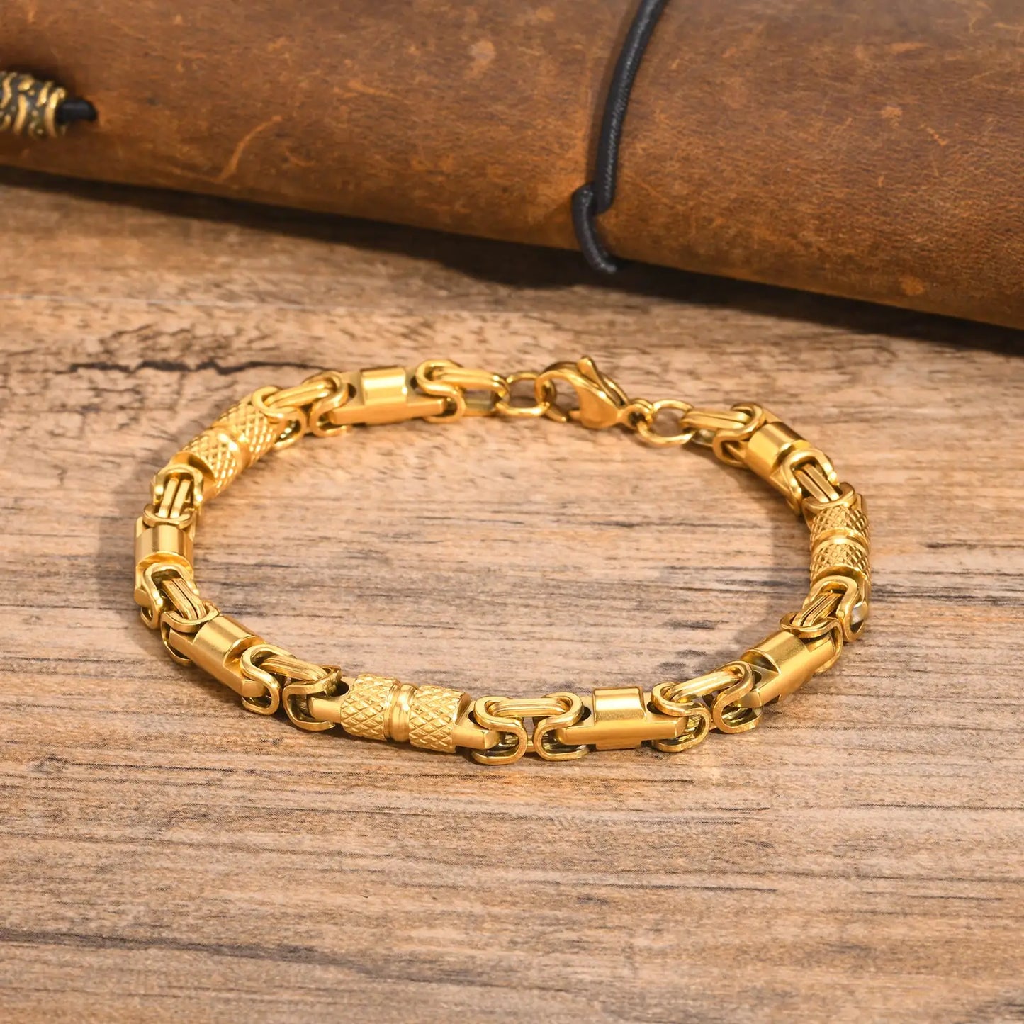 Bracelet homme Xanthos doré en acier inoxydable, accessoire intemporel et raffiné pour un style affirmé.