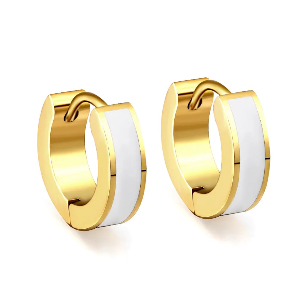 Boucles d’oreilles Callisto en acier inoxydable doré, avec insert blanc, offrant un style minimaliste et raffiné.