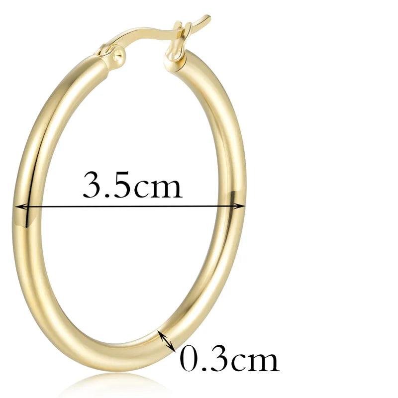 Boucles d’oreilles créoles épaisses dorées en acier inoxydable avec dimensions indiquées – détails et proportions du bijou.