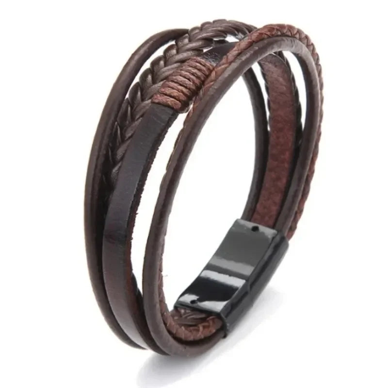 Bracelet homme Héraclès en cuir marron, bijou robuste et élégant au design travaillé avec détails tressés.