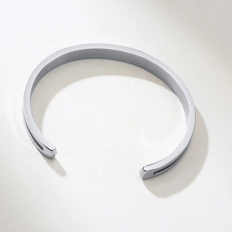 Bracelet Caïkos argenté en acier inoxydable, avec motif Arbre de Vie détaillé, idéal pour un style élégant et moderne.