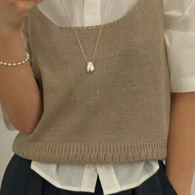 Collier femme Hélène en acier inoxydable argenté, sautoir élégant avec pendentif goutte d’eau, porté pour un style raffiné et intemporel.