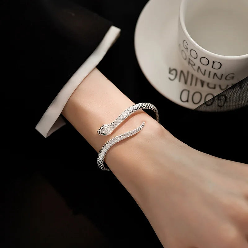 Bracelet jonc Serpent Mystique argenté, accessoire raffiné et symbolique, sublimant le poignet avec une touche d’audace.