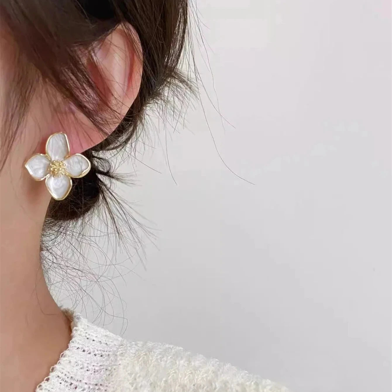 Boucles d’oreilles Séléné en acier inoxydable doré, design floral raffiné avec pétales en nacre, élégance intemporelle.