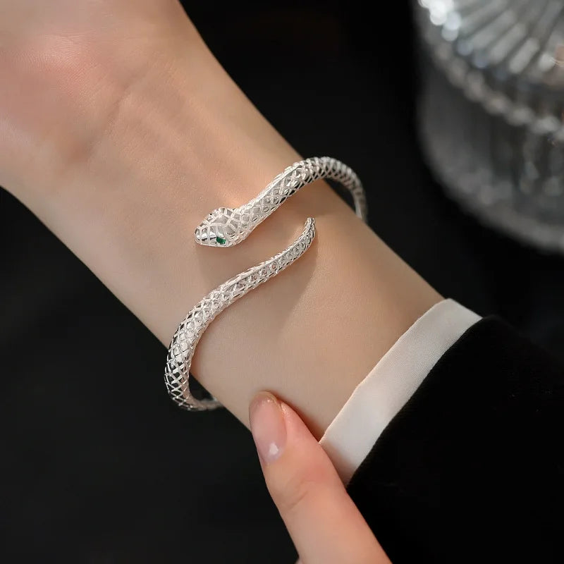 Bracelet Serpent Mystique argenté en acier inoxydable, bijou au design envoûtant inspiré du serpent, porté pour un look élégant et mystérieux.