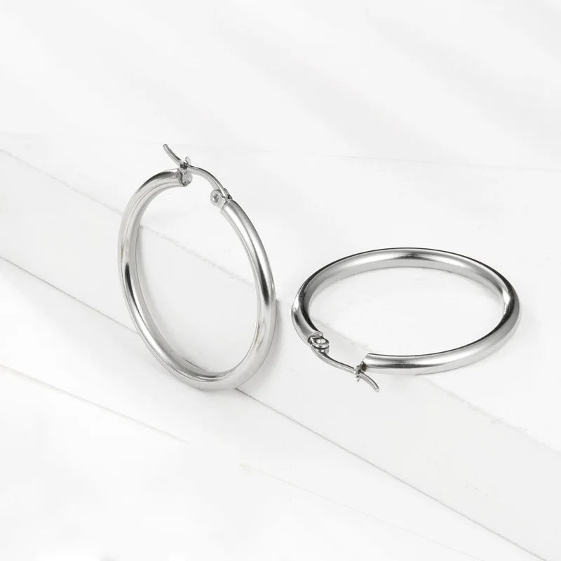 Boucles d’oreilles créoles épaisses argentées en acier inoxydable – design élégant et intemporel.