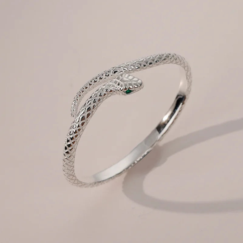 Bracelet Serpent Mystique argenté, accessoire raffiné et puissant, parfait pour un style original et sophistiqué.