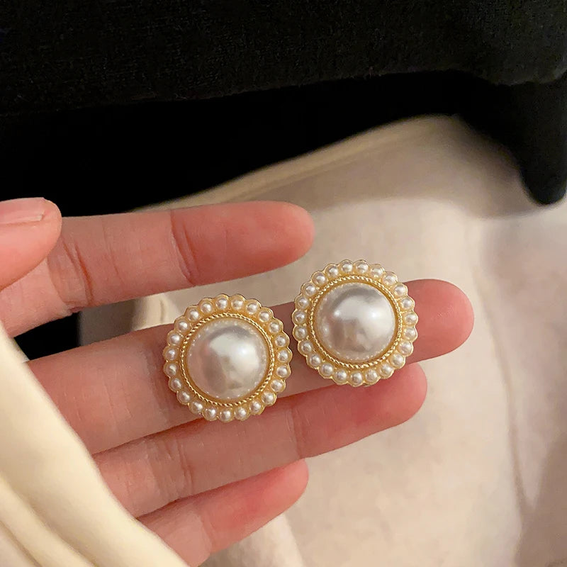 Boucles d’oreilles Euphémia dorées, aux détails élégants et lumineux, parfaites pour toutes occasions.