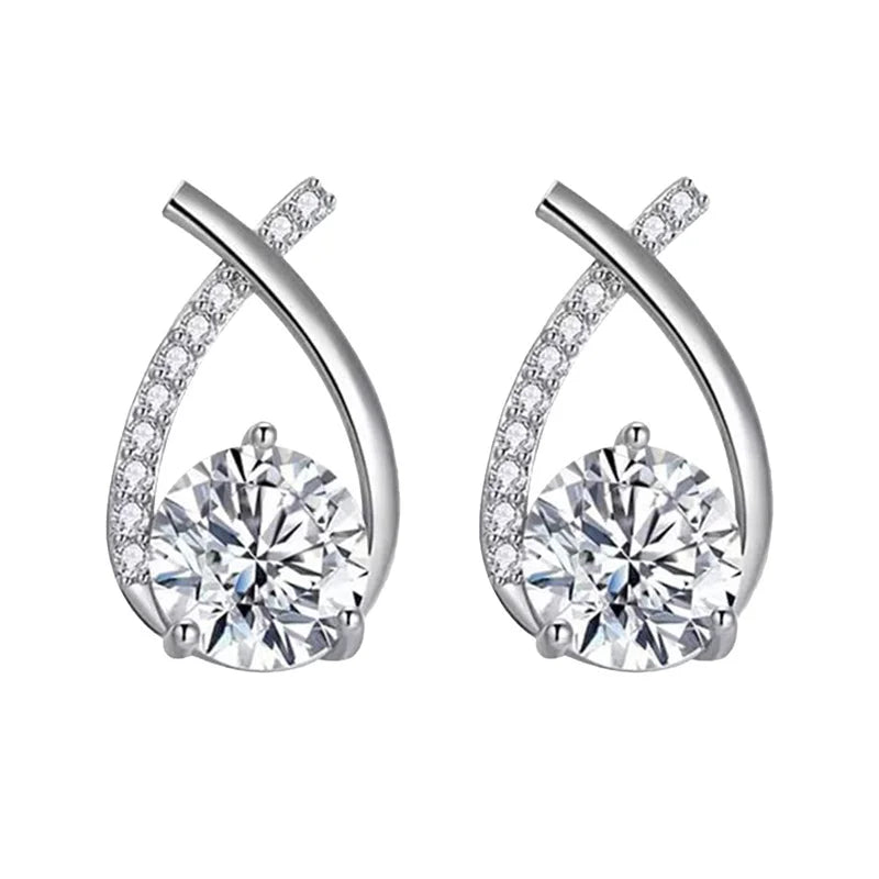 Boucles d’oreilles Chrysaor argentées en acier inoxydable, bijou chic et moderne avec un ornement central scintillant.