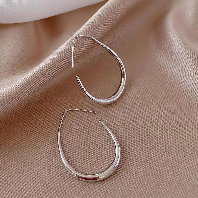 Boucles d’oreilles Erato argentées en acier inoxydable, design épuré et raffiné, bijou intemporel et moderne.