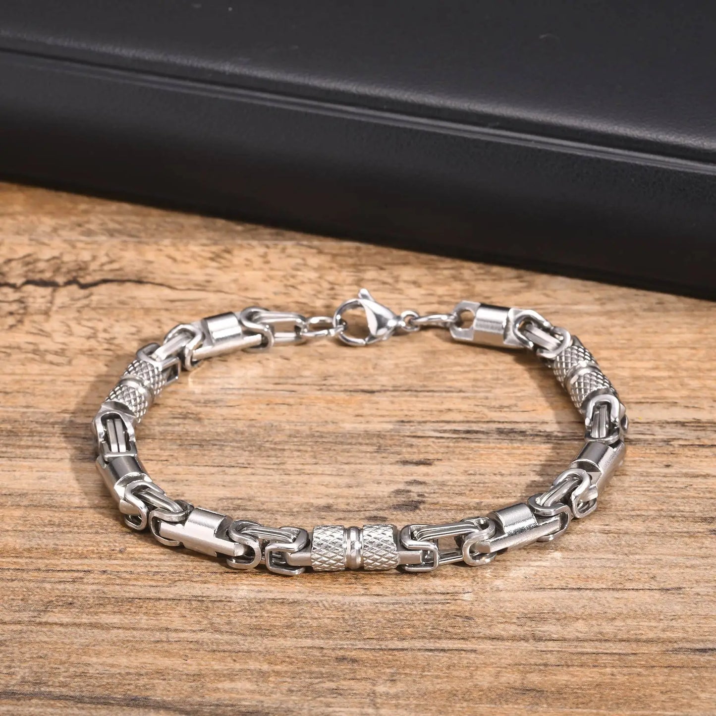 Bracelet homme Xanthos argenté en acier inoxydable, bijou élégant au design original et sophistiqué.