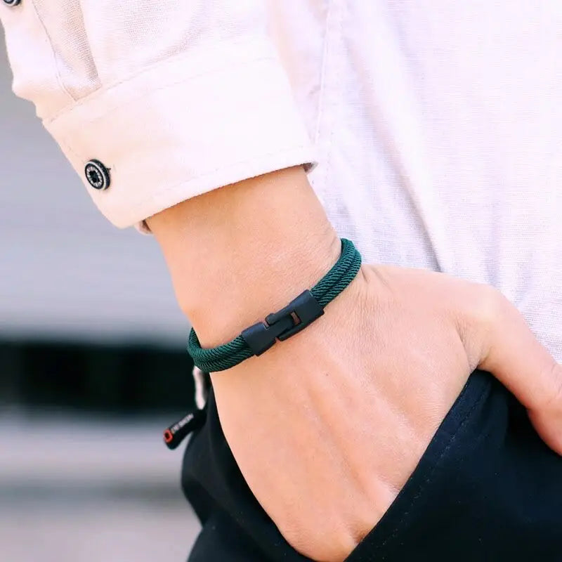 Bracelet homme Atlas en corde verte résistante, porté pour un style naturel et aventurier.