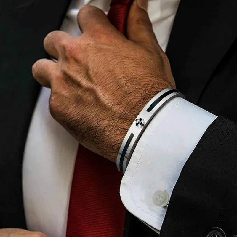 Bracelet homme Caïkos argenté en acier inoxydable, orné d’un Arbre de Vie finement gravé, porté pour un style raffiné et symbolique.