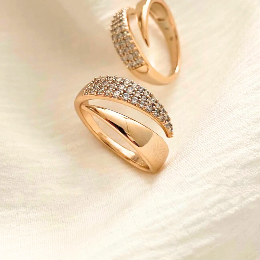 Bague Hypérion dorée, accessoire chic et ajustable, parfait pour illuminer chaque tenue.
