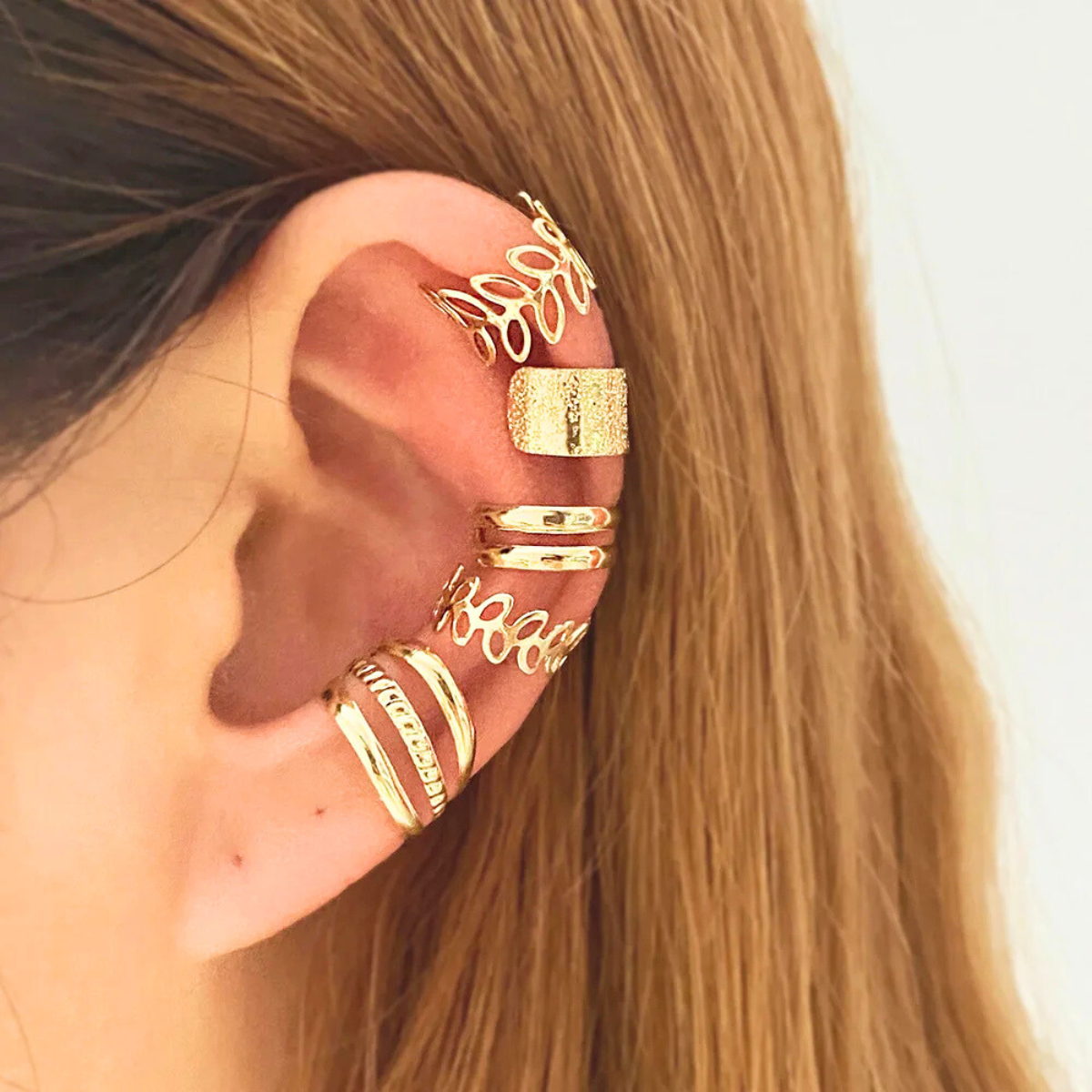 Coffret de 5 earcuffs dorés portés – boucles d’oreilles sans perçage élégantes en acier inoxydable