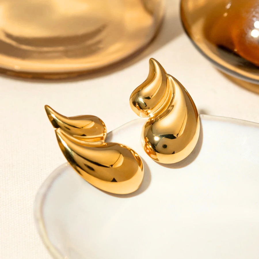 Boucles d’oreilles Aglaia en acier inoxydable doré, bijou intemporel au design fluide et harmonieux.