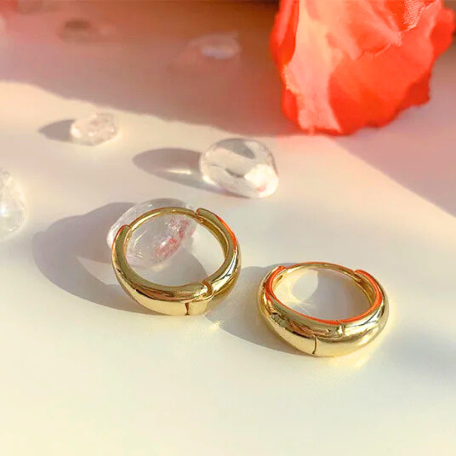 Boucles d’oreilles Cassiopeia dorées, anneaux en acier inoxydable au design évasé et contemporain pour un style chic.