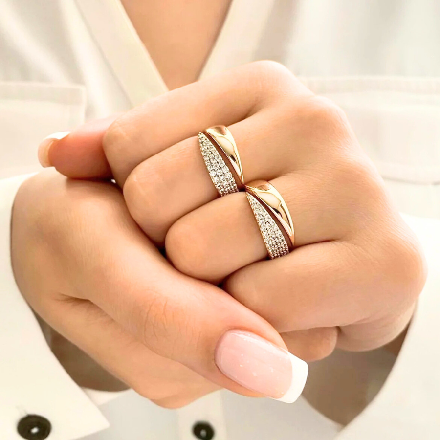 Zoom sur la bague Hypérion en acier inoxydable doré, mettant en valeur ses brillants scintillants et son design sophistiqué.