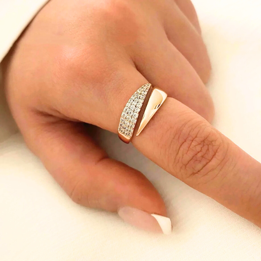 Bague femme Hypérion en acier inoxydable doré, bijou raffiné serti de brillants scintillants, portée pour un éclat sophistiqué.