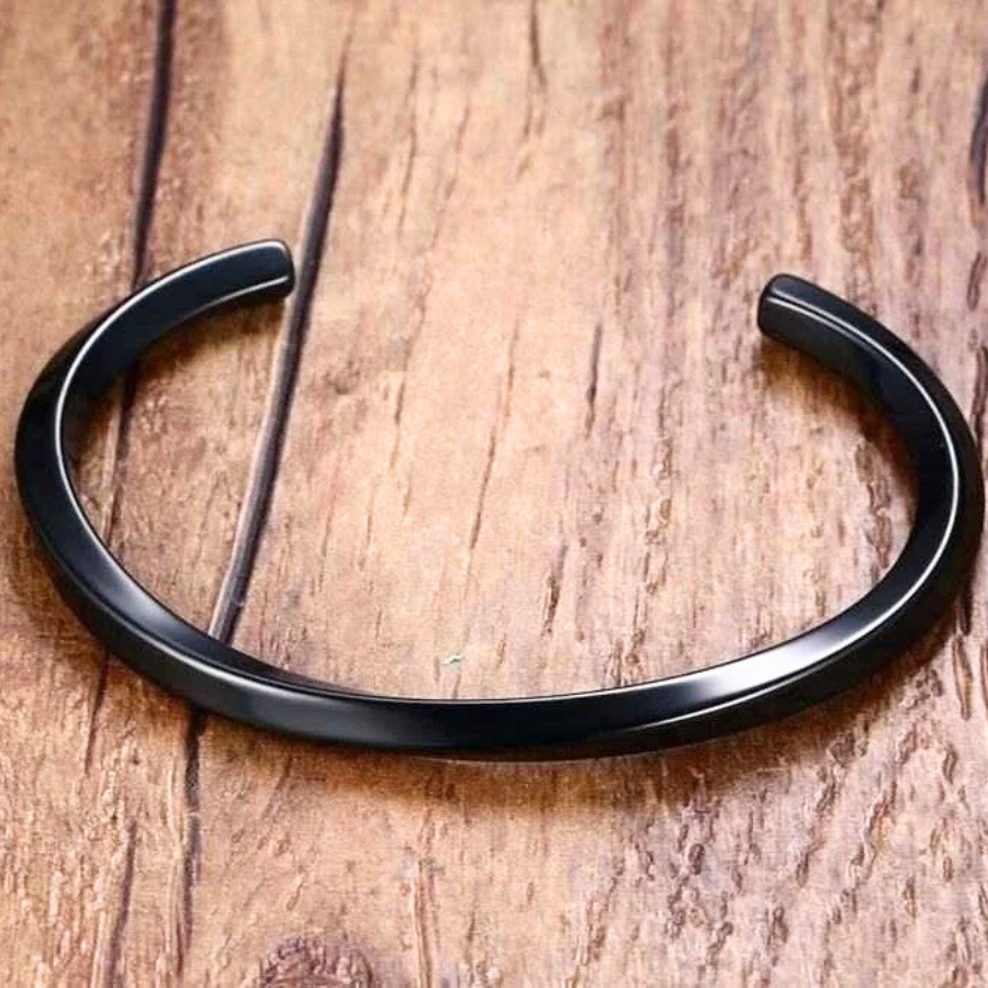 Bracelet jonc Perséus noir, accessoire masculin intemporel au design torsadé audacieux.