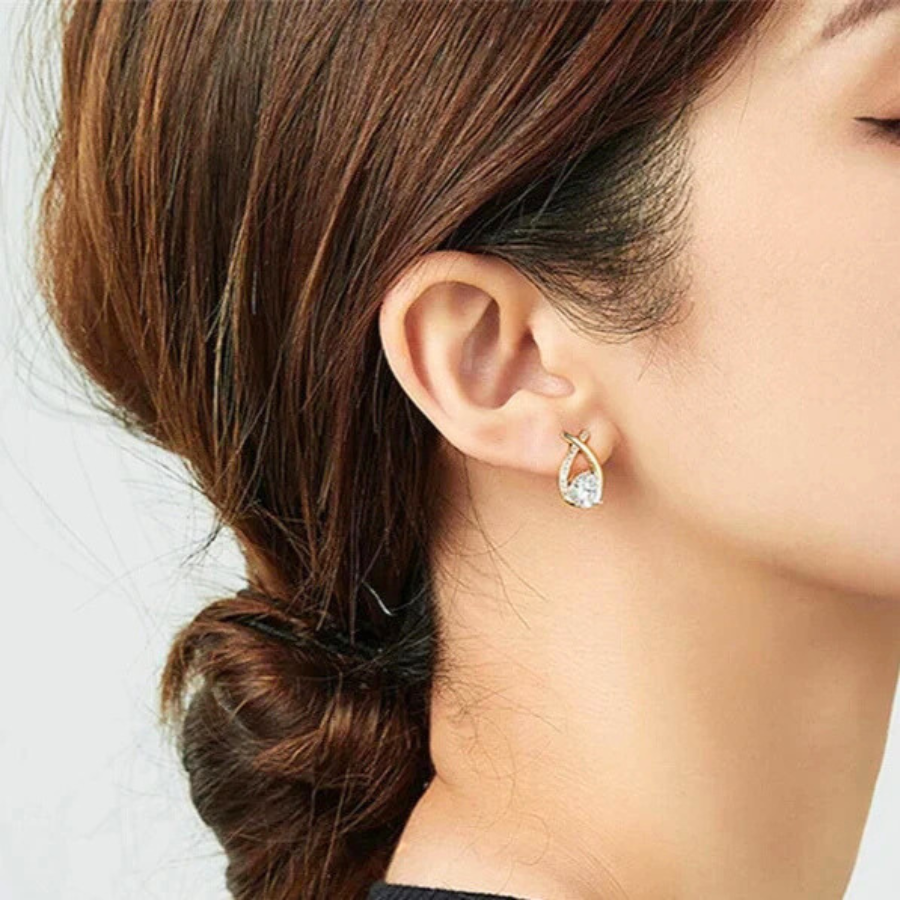 Boucles d’oreilles Chrysaor en acier inoxydable doré, ornement central brillant, bijou glamour et contemporain.