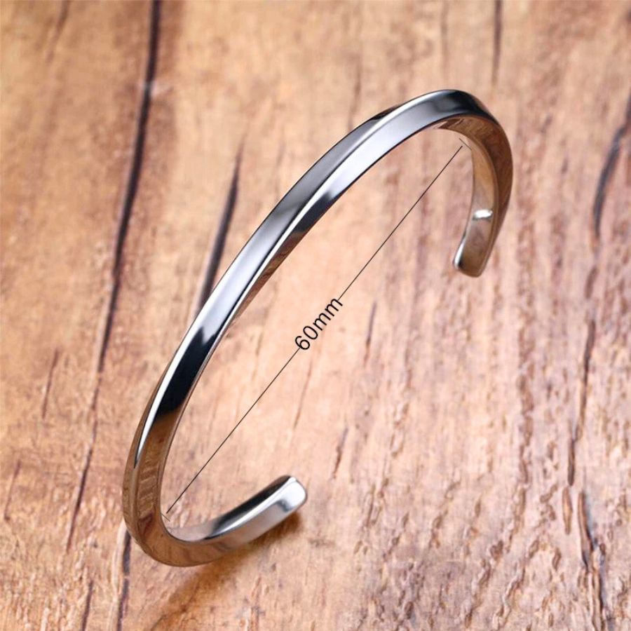 Bracelet homme Perséus argenté en acier inoxydable, bijou sophistiqué avec une texture torsadée distinctive.