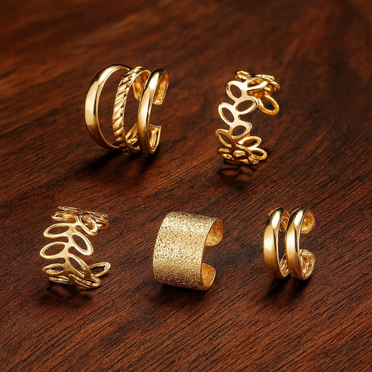 faux piercing d’oreille doré sans perçage posé sur fond bois chic, earcuff élégant L’Écrin d’Éclat