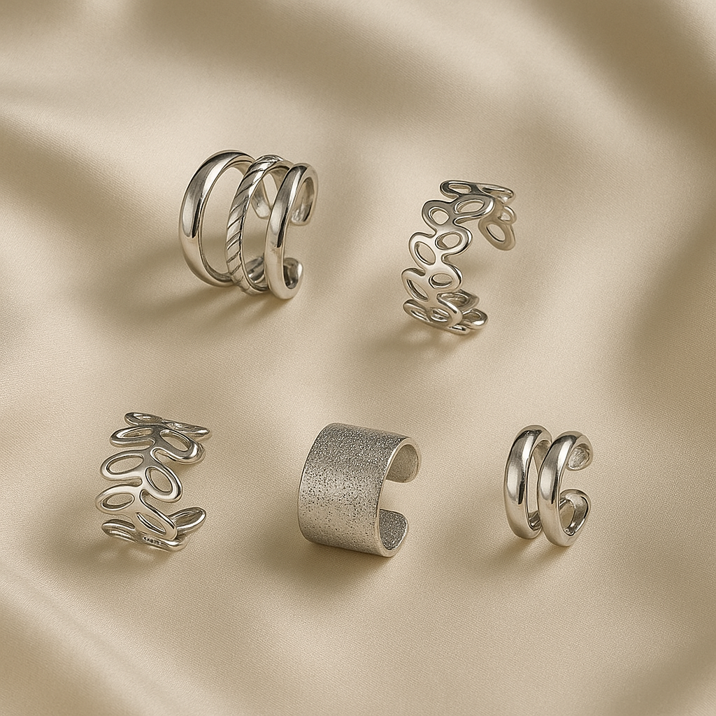 earcuff argenté sans perçage sur fond soie chic, bague d’oreille élégante L’Écrin d’Éclat